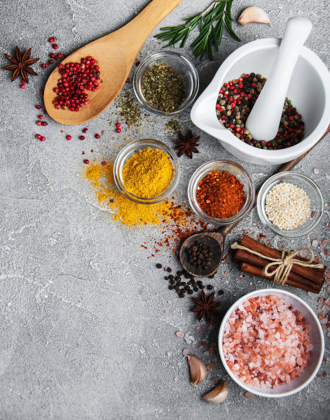 不同种类的香料在碗里图片下载