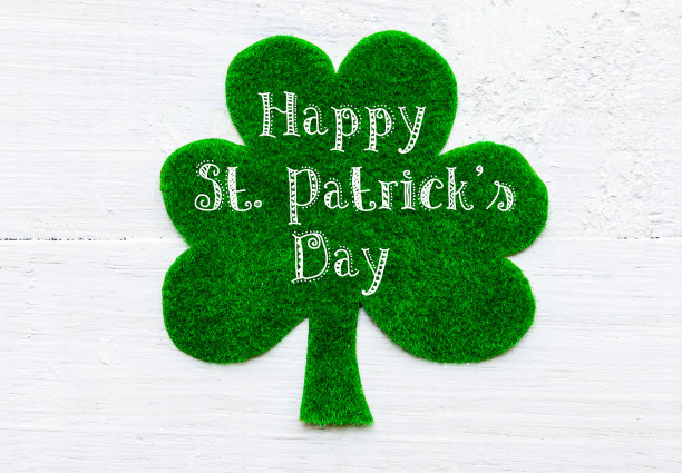 绿色的纸三叶草和白色的木制背景祝福语圣帕特里克节快乐图片下载