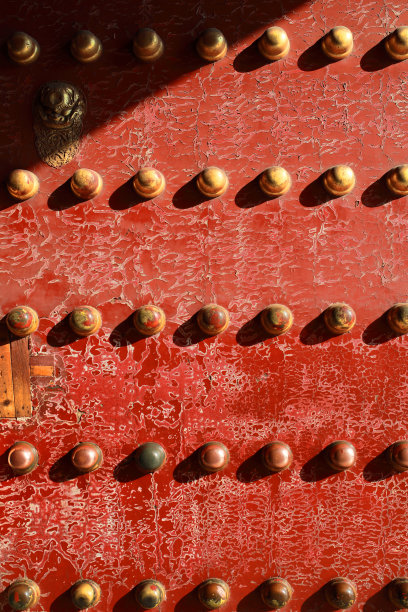 中国北京紫禁城古色古香的镶钉红门图片下载