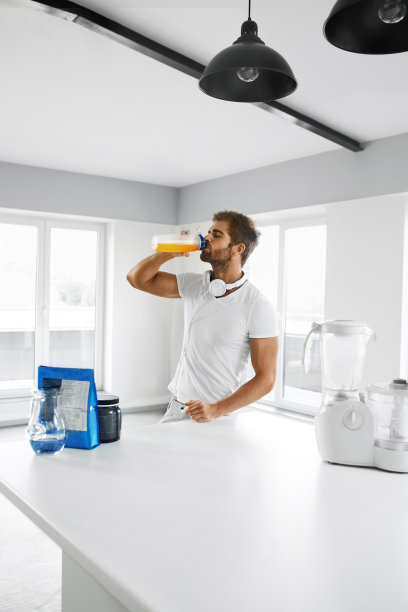 男人在训练前喝运动饮料。营养补充剂图片下载