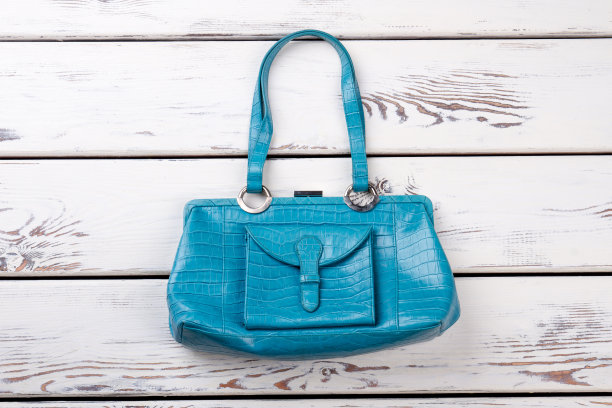 平躺的蓝色皮革钱包。图片下载