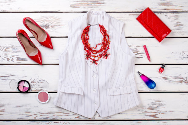 白人妇女的夹克和配件。图片下载