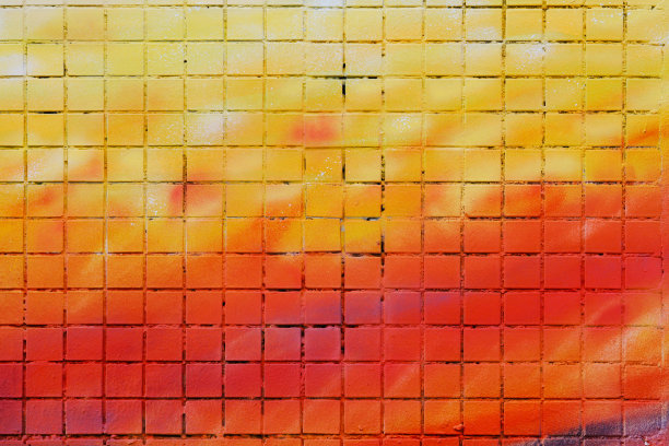 房子正面的红黄马赛克瓷砖图片下载