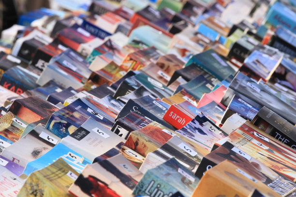 市场摊位上的平装书图片下载