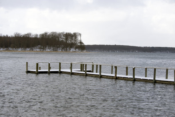 白雪覆盖的木桥在海上图片下载