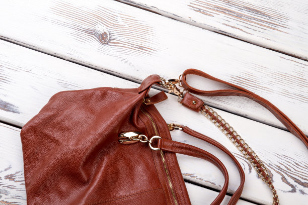 靠近棕色皮包。图片下载