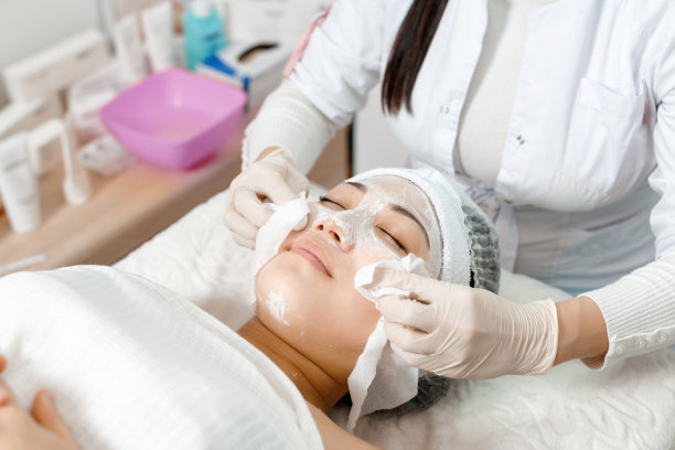 美容师擦掉脸上的面膜图片下载