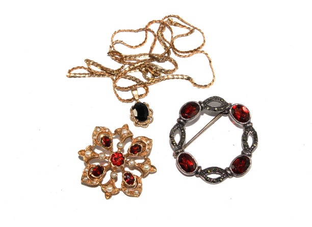 收藏的古董珠宝在白色的背景图片下载