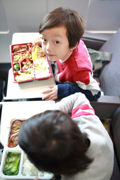 孩子们在火车上图片下载