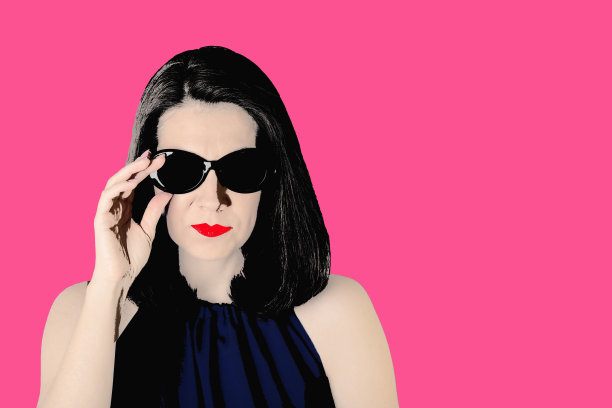 波普艺术风格的照片。粉红色背景上穿着蓝色衣服，戴着黑色太阳镜的女人。图片下载