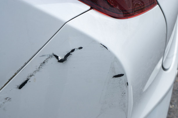 那辆白色汽车的后部被撞了。，撞回去白色的车。图片下载