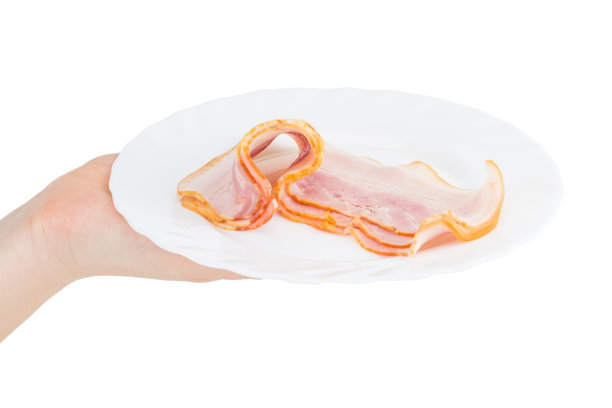 手拿一个白色背景上有培根的盘子图片下载