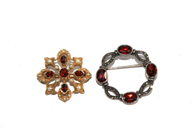 收藏的古董珠宝在白色的背景图片下载