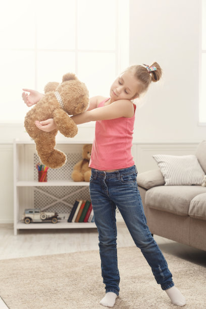 小女孩在家里唱歌跳舞图片下载