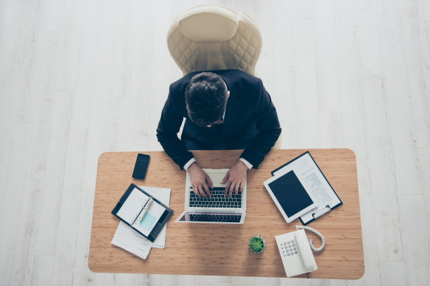 人们职业职业领执行企业理念。俯视图照片忙碌自信集中的营销企业家打字电子邮件给同事客户白色木地板背景图片下载