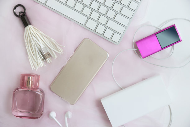 女孩的聚会。平躺与女性把戏。眼镜，智能手机，黑色亮闪闪的手包，钢笔，珠宝和配件图片下载