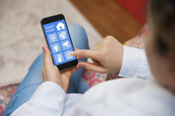 在手机上使用智能家居应用的女人图片下载
