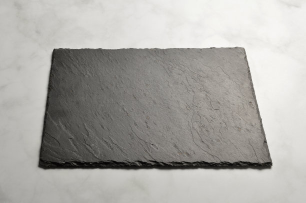 大理石桌上的黑石盘图片下载