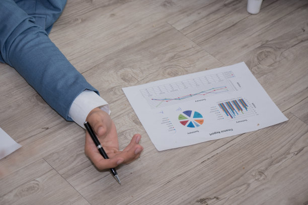 一个生病的商人躺在地板上，旁边是他的报告和笔，因为他在办公室工作很努力图片下载