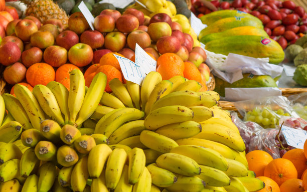 新鲜水果，包括香蕉，橘子，苹果，木瓜在市场图片下载