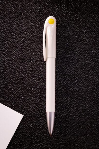 蓝色的钢笔和黑色背景的白色卡片。空白圆珠笔为您的设计。图片下载