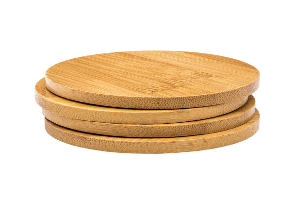 一套陶瓷饮料杯垫孤立在白色背景。木制垫放你的杯子。(剪切路径)图片下载