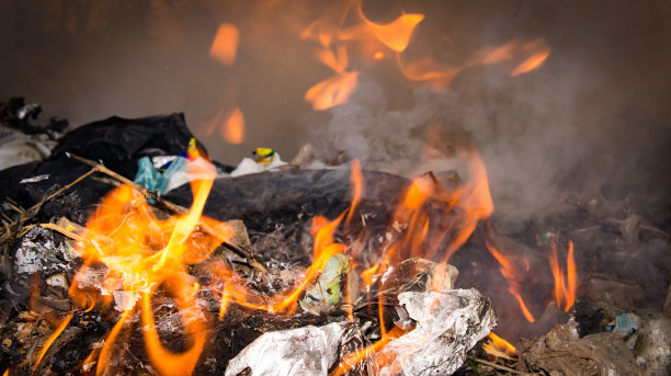 火焰燃烧和烟雾图片下载