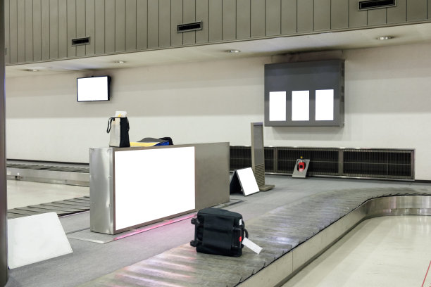 行李在机场的传送带上滑动图片下载