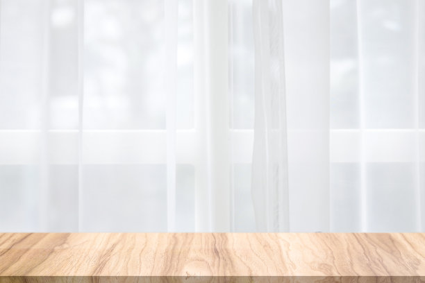 空木桌在清晨的自然风光。早上的背景为您的产品。图片下载