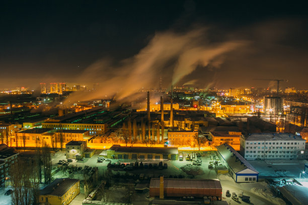 沃罗涅日工业区的夜晚冬季城市景观。图片下载