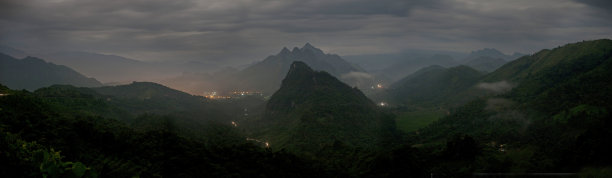 越南东北部山区和灯火通明的曹邦镇。图片下载