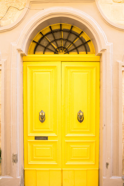 充满活力的彩色门道和古老的风化建筑图片下载