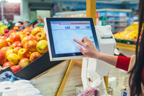 用体重秤购物的女人图片下载