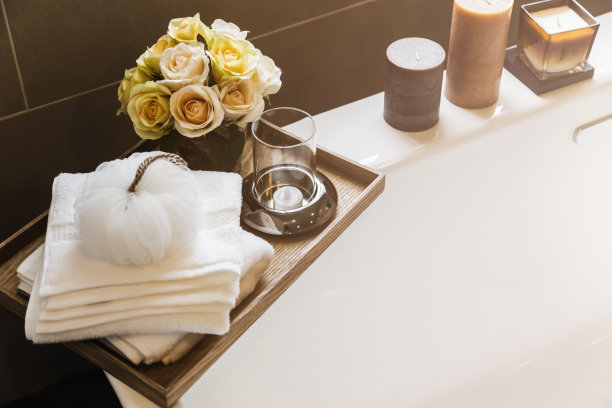 白色厕所浴缸里的设备和身体用品图片下载