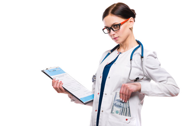 年轻美丽的女医生手里拿着剪贴板和钱在白底接受贿赂的概念图片下载