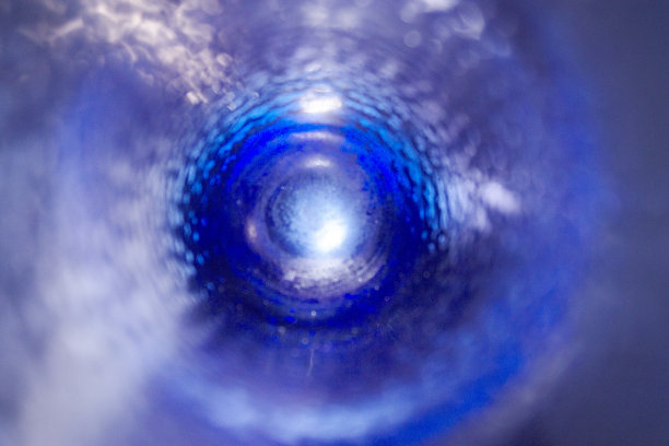 蓝色玻璃内部的特写图片下载