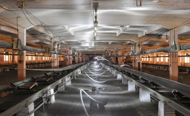 Freezelight在一个空传送带之间的工业建筑图片下载