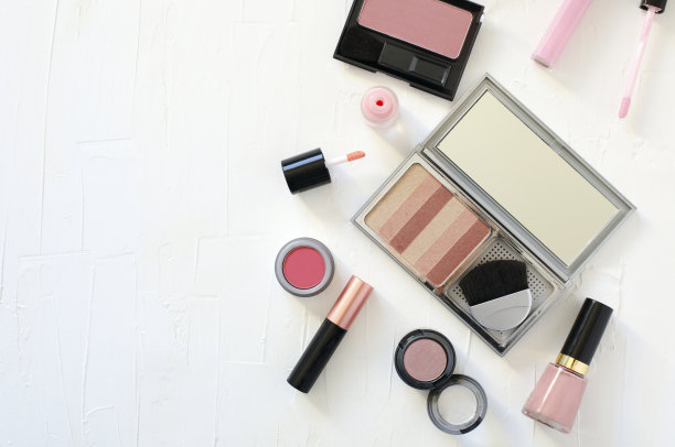 在白色的背景上平躺着女性化妆品图片下载