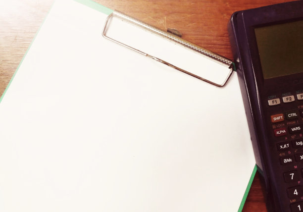 白板和计算器上的空白纸。图片与复制空间。图片下载