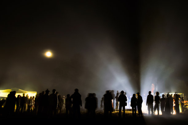 晚上剪影人图片下载