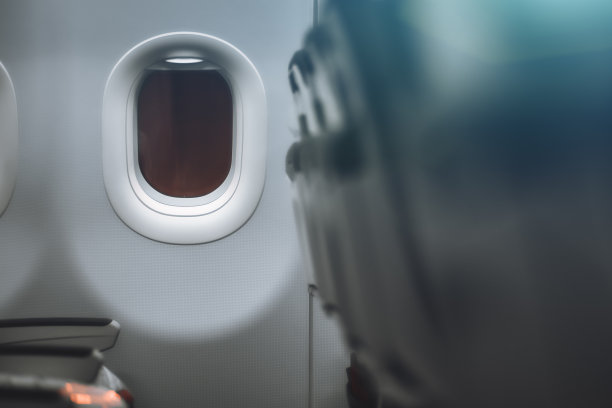 现代公务机夜间飞行的照明装置图片下载