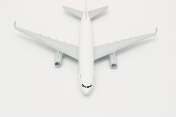 在白色孤立背景上的微型客机。图片下载