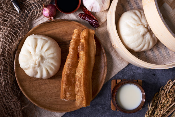 中式早餐：包子、油条素材图片