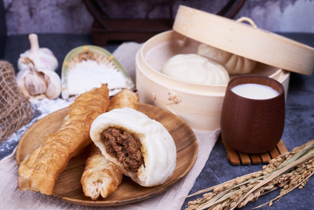 中式早餐：包子、油条素材图片