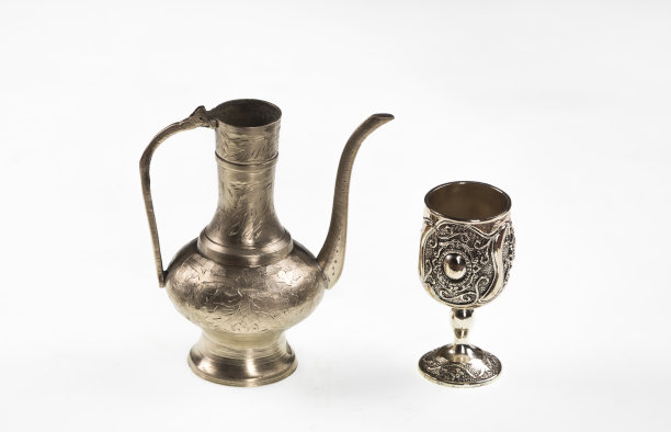 白色孤立背景上的古代阿拉伯银茶壶图片下载
