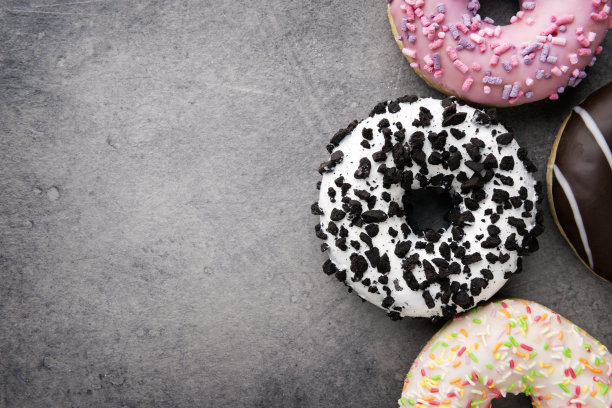 甜点上的甜甜圈图片下载