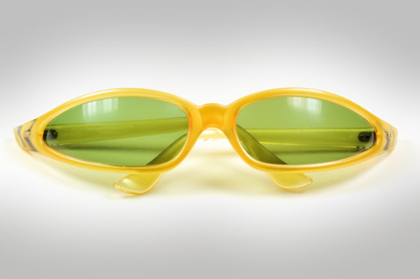美丽的复古黄色太阳镜特写孤立在白色。1960年代年。图片下载