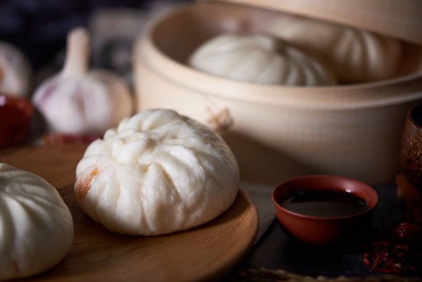 中式早餐：木盘上的包子素材图片