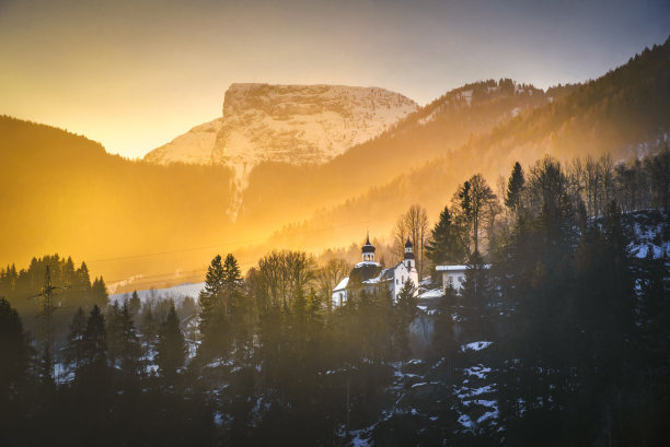 日出时的阿尔卑斯山教堂图片下载