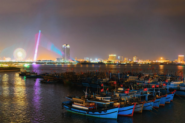 越南岘港汉江上的船只图片下载